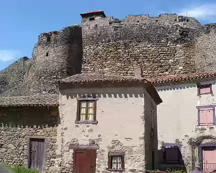 Le château de Saint-Ilpize Le château de Saint-Ilpize